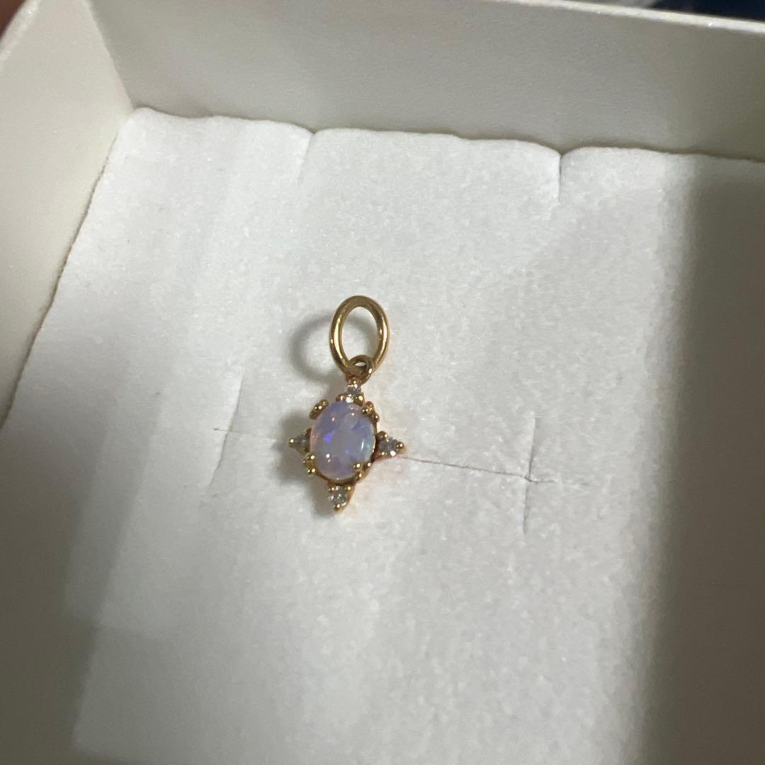 Agete K18 Opal Diamond Charm showing color-changing effect, few times used and clean condition
