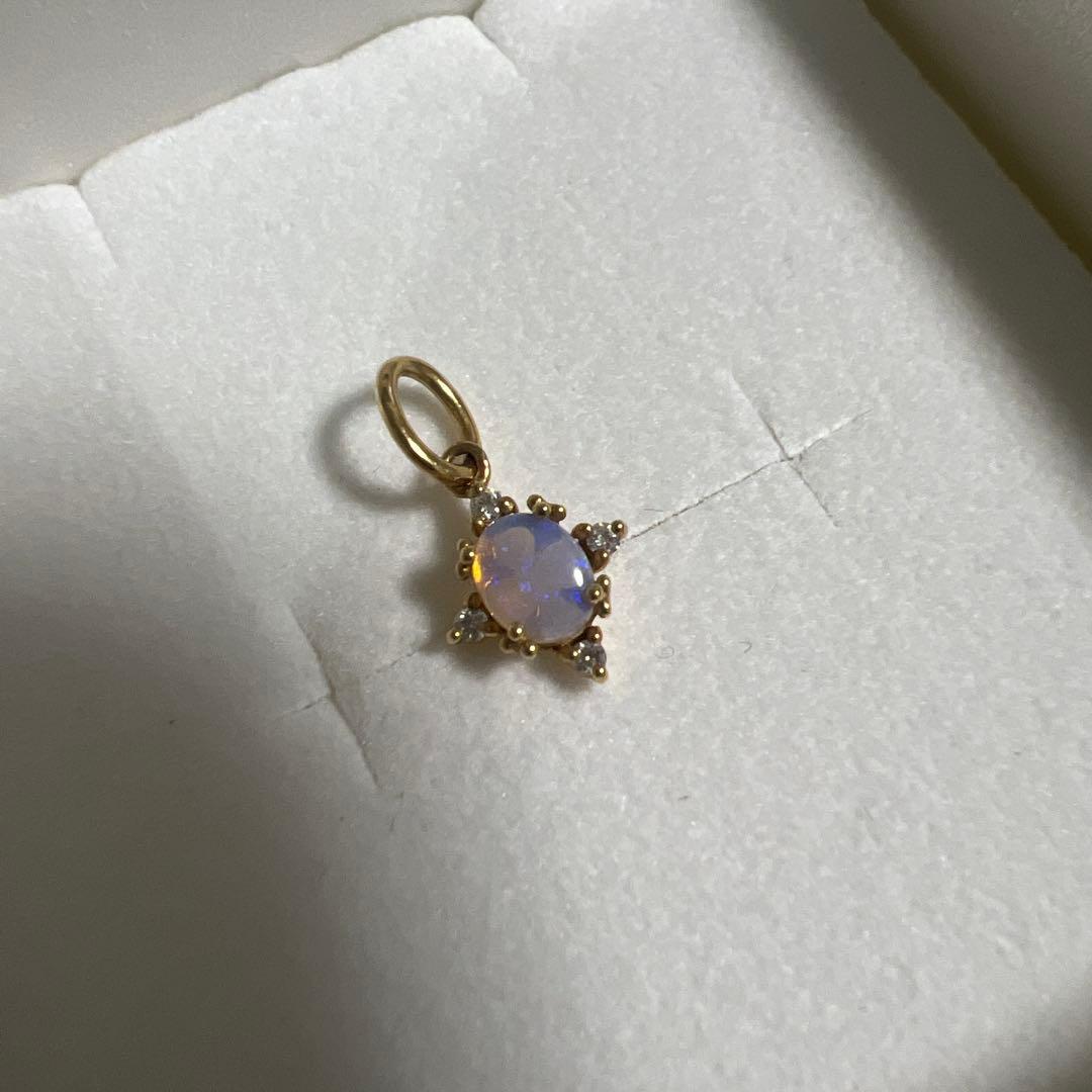 Agete K18 Opal Diamond Charm showing color-changing effect, few times used and clean condition