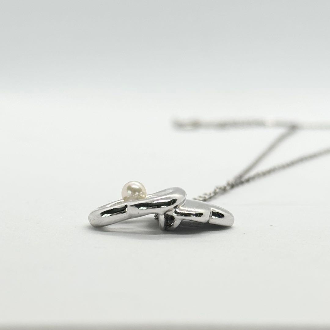 Mikimoto Akoya Pearl single pearl necklace pendant in silver with double heart design on 40 cm chain