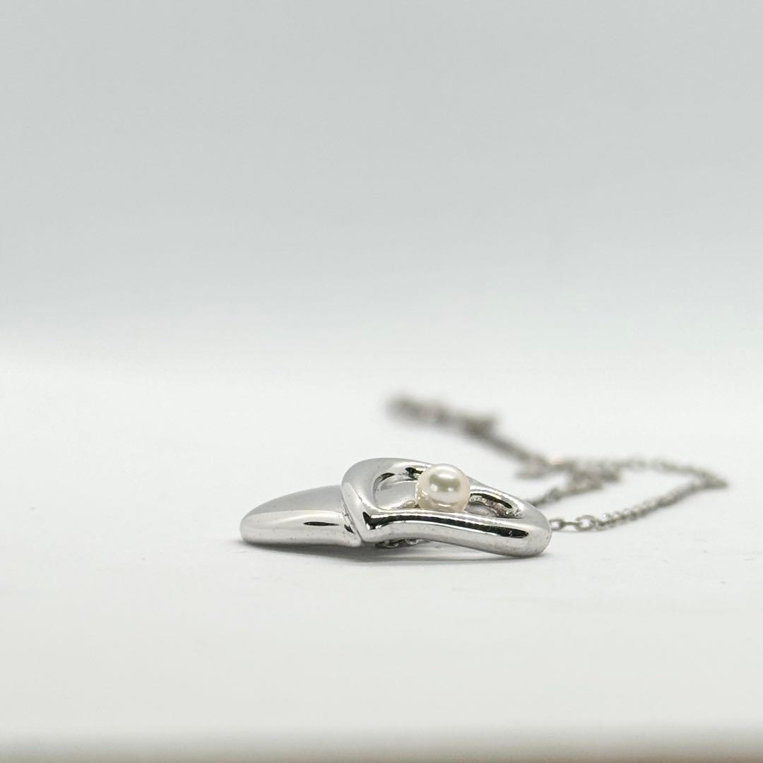 Mikimoto Akoya Pearl single pearl necklace pendant in silver with double heart design on 40 cm chain