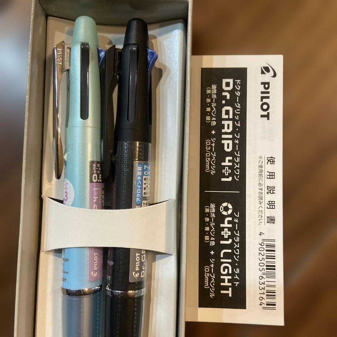 PILOT Dr. GRIP 4+1 LIGHT multi-function pen in Mint color shown with ergonomic grip and pen tips
