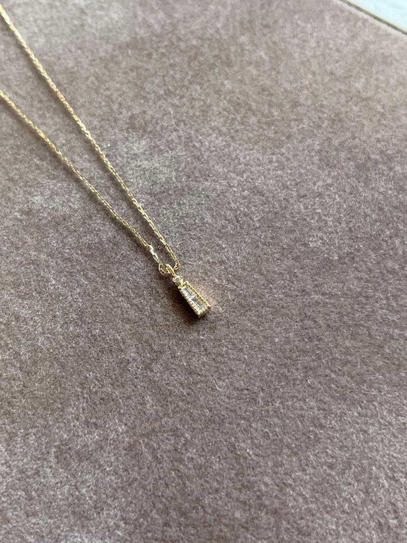 agete 18K gold necklace with sparkling diamonds elegant design