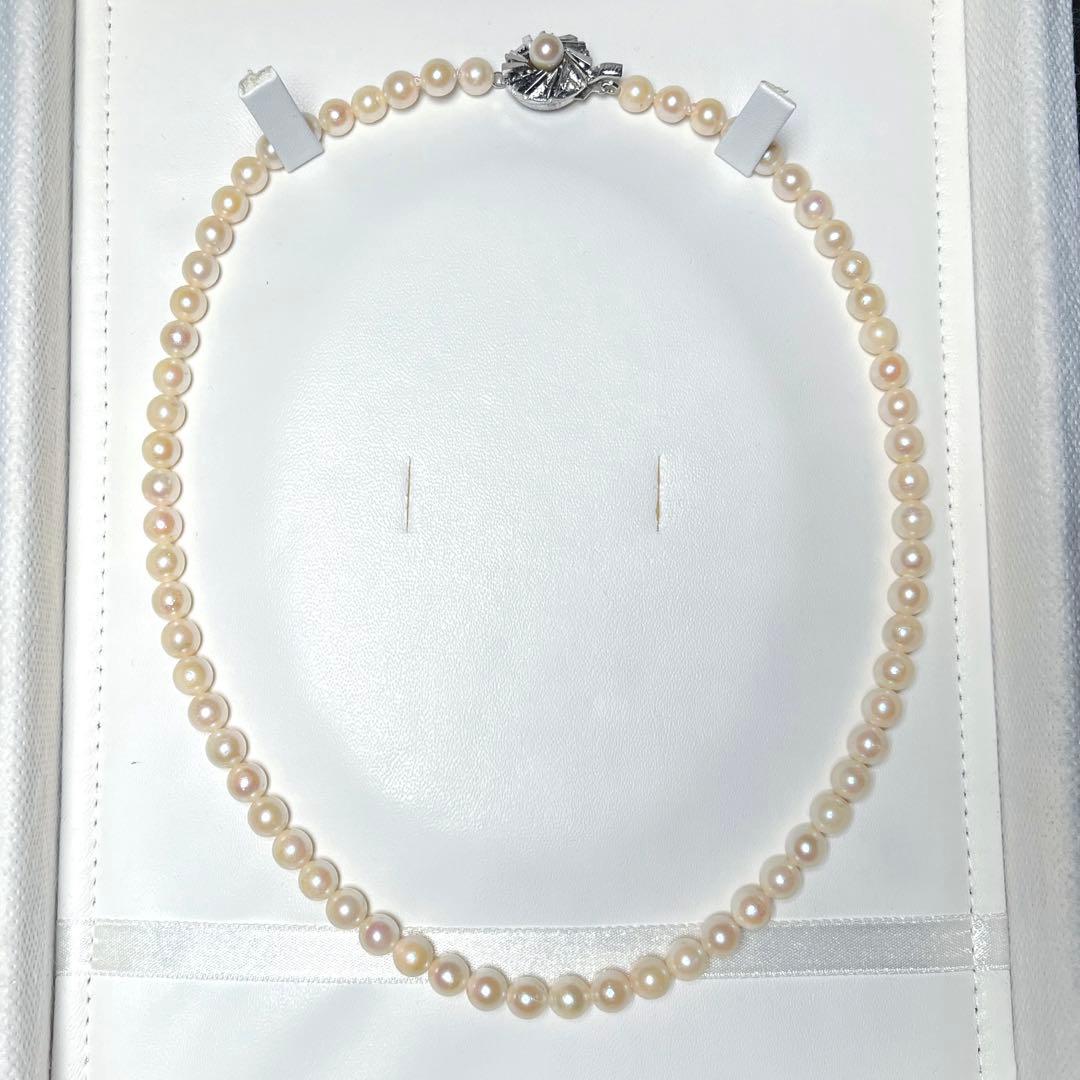 Akoya pearl necklace featuring white pearls 5.9 to 6.5 mm, 43 cm length, perfect for ceremonial occasions