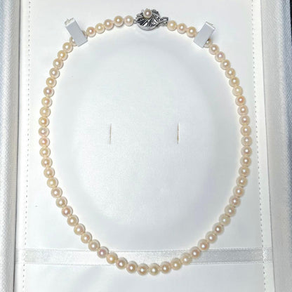 Akoya pearl necklace featuring white pearls 5.9 to 6.5 mm, 43 cm length, perfect for ceremonial occasions