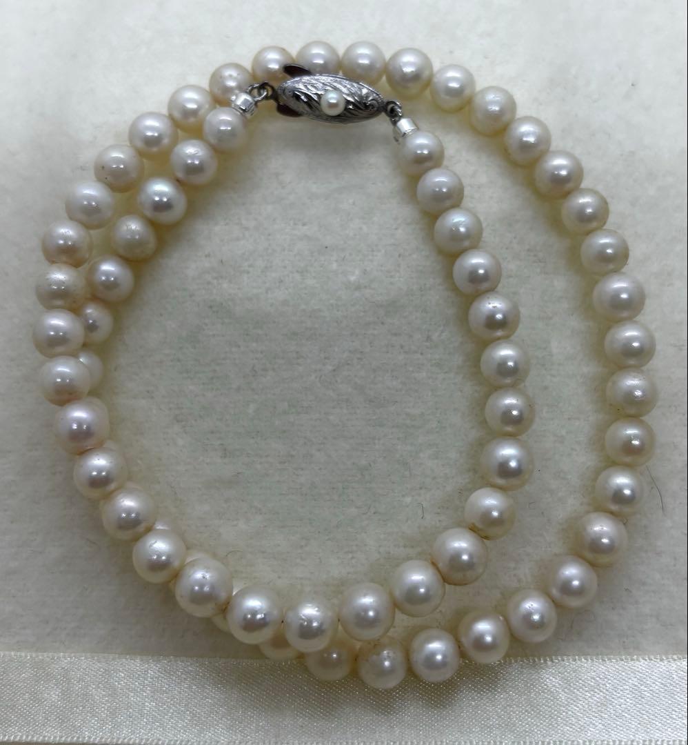 Akoya pearl necklace with 6 to 6.5 mm white pearls, approximately 43 cm long
