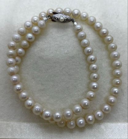 Akoya pearl necklace with 6 to 6.5 mm white pearls, approximately 43 cm long