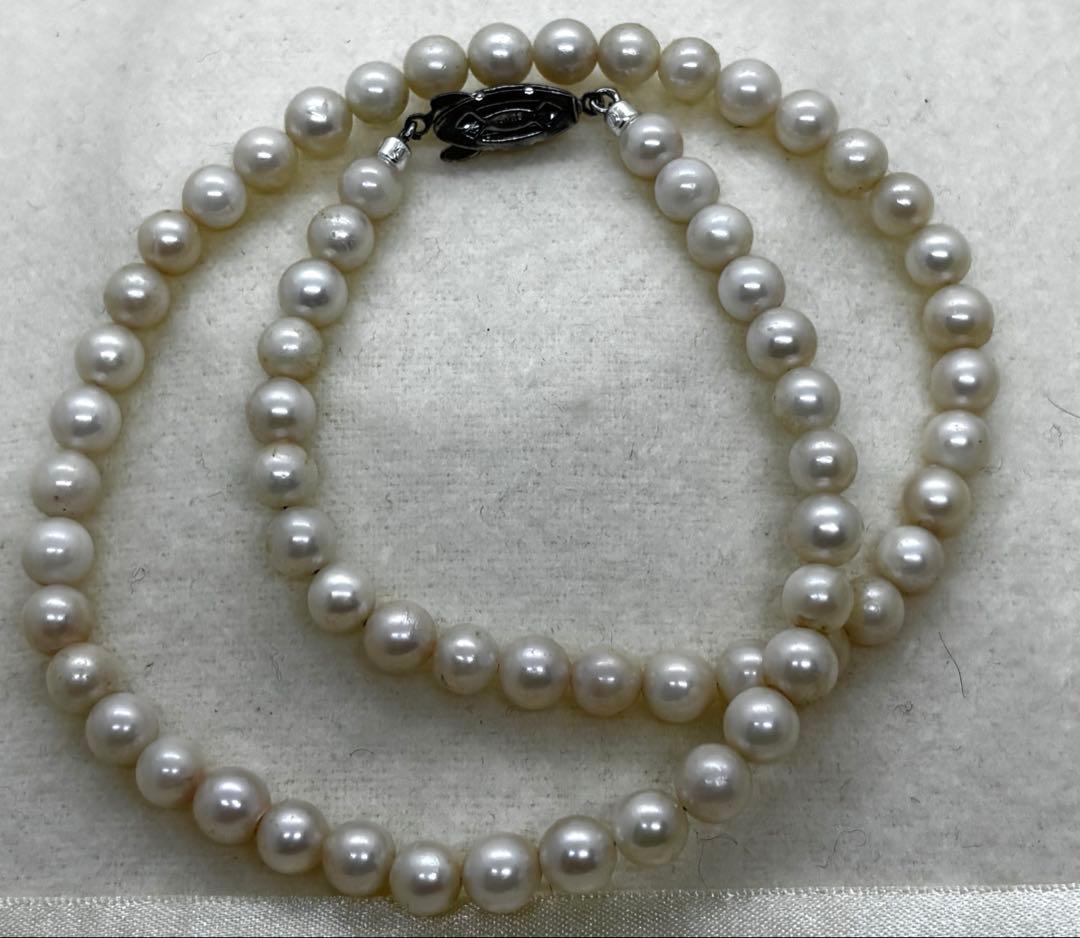 Akoya pearl necklace with 6 to 6.5 mm white pearls, approximately 43 cm long