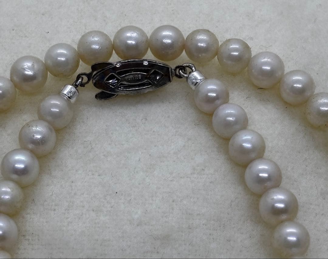 Akoya pearl necklace with 6 to 6.5 mm white pearls, approximately 43 cm long