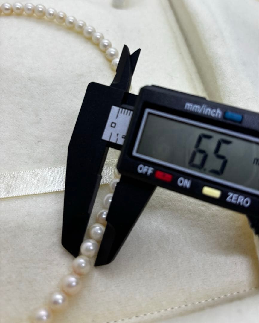 Akoya pearl necklace with 6 to 6.5 mm white pearls, approximately 43 cm long