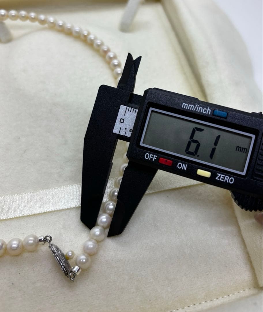 Akoya pearl necklace with 6 to 6.5 mm white pearls, approximately 43 cm long