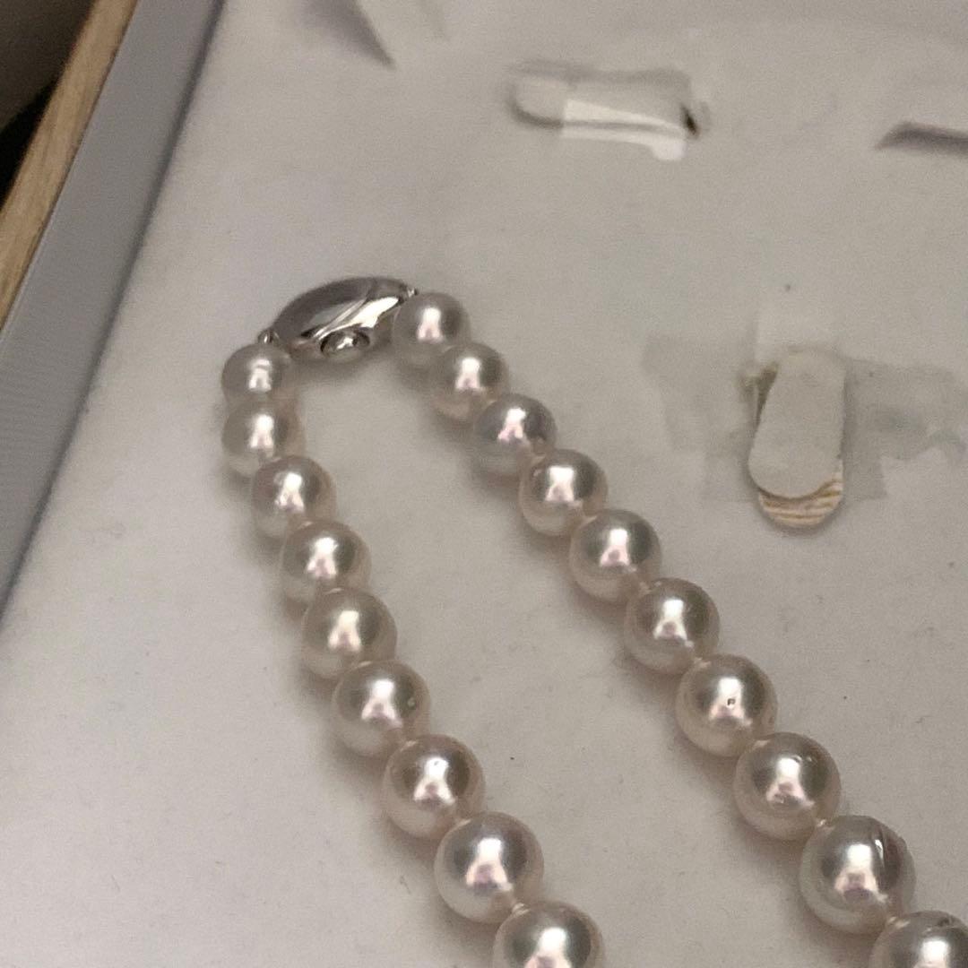 White pearl necklace with large 8.1-11.2mm pearls on a 45cm silver chain