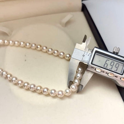 Akind Akoya white pearl necklace with 6.5-7.0mm pearls, 43cm length, 30.1g weight