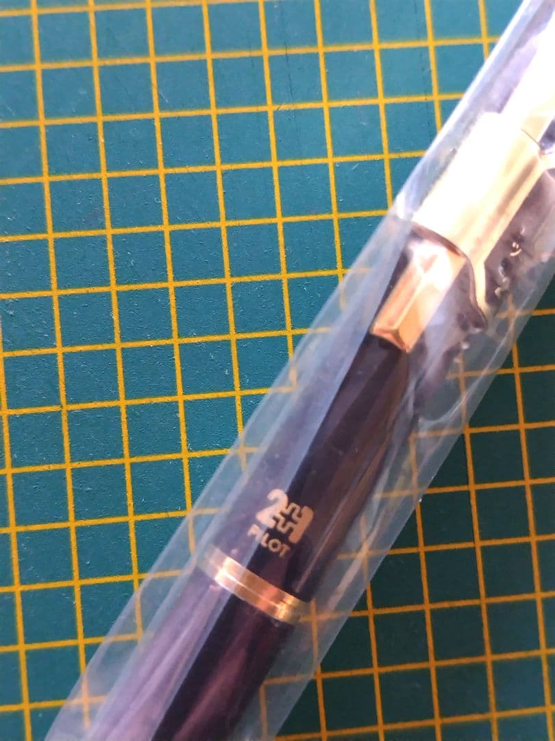 PILOT Sharo 2+1 Pendulum knock-type retro ballpoint pen in black and gold with knock mechanism