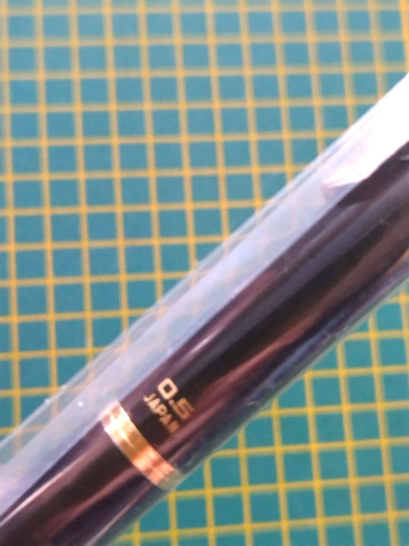 PILOT Sharo 2+1 Pendulum knock-type retro ballpoint pen in black and gold with knock mechanism