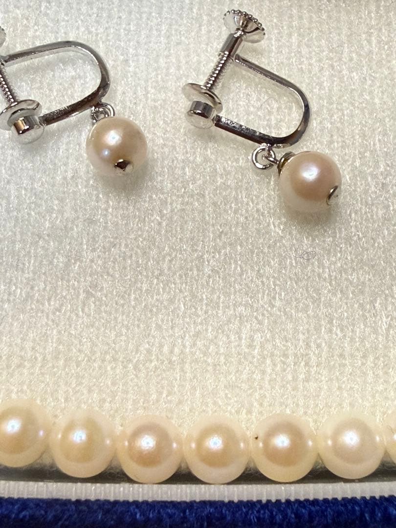 Vintage 6mm pearl necklace and matching silver earrings with 42cm necklace length