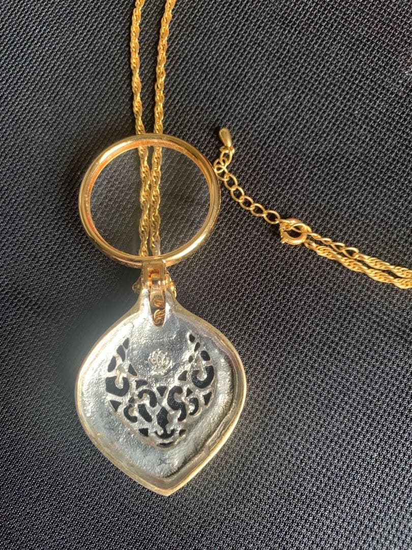 MIKIMOTO gold tone pearl pendant with attached magnifying glass showing no scratches or discoloration