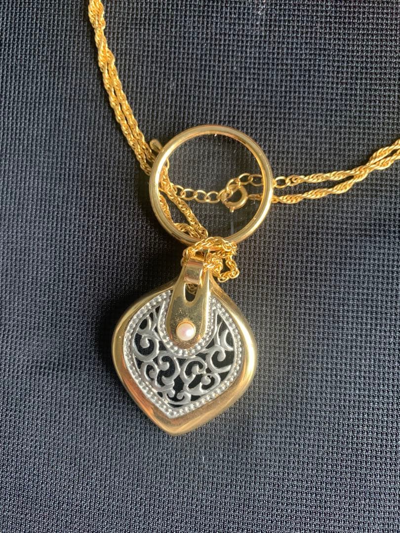 MIKIMOTO gold tone pearl pendant with attached magnifying glass showing no scratches or discoloration