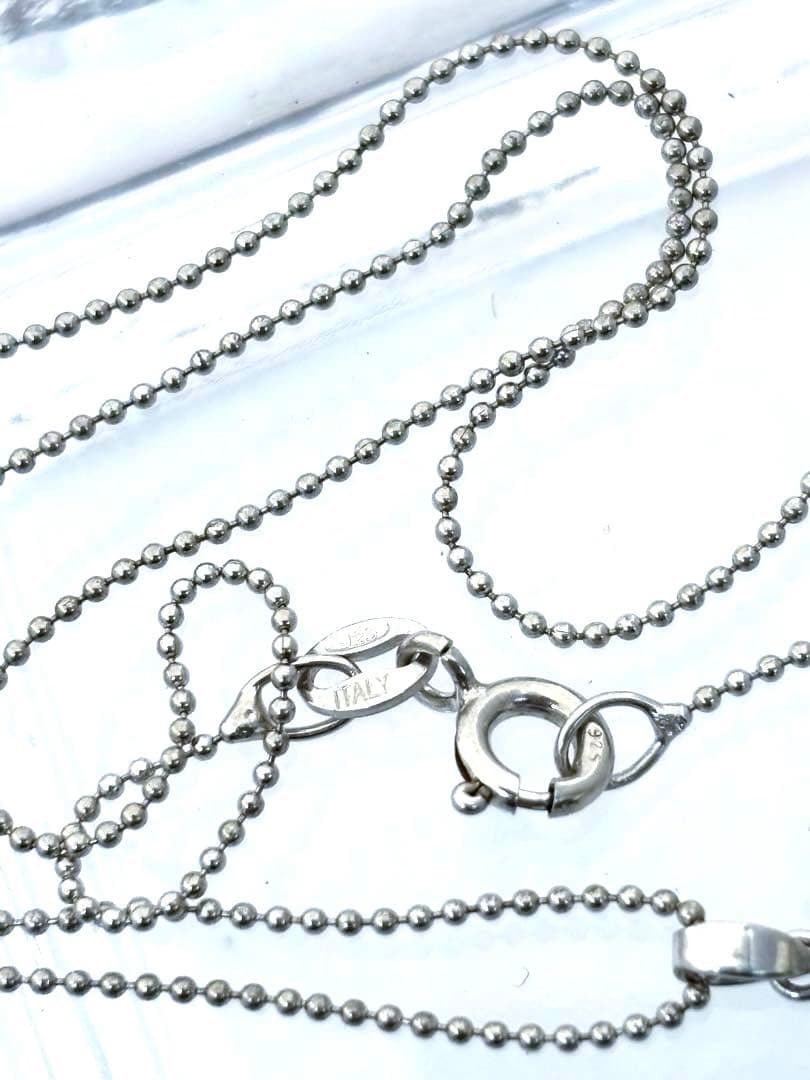 Mikimoto necklace featuring a silver leaf design with a white pearl on a 40 cm silver chain