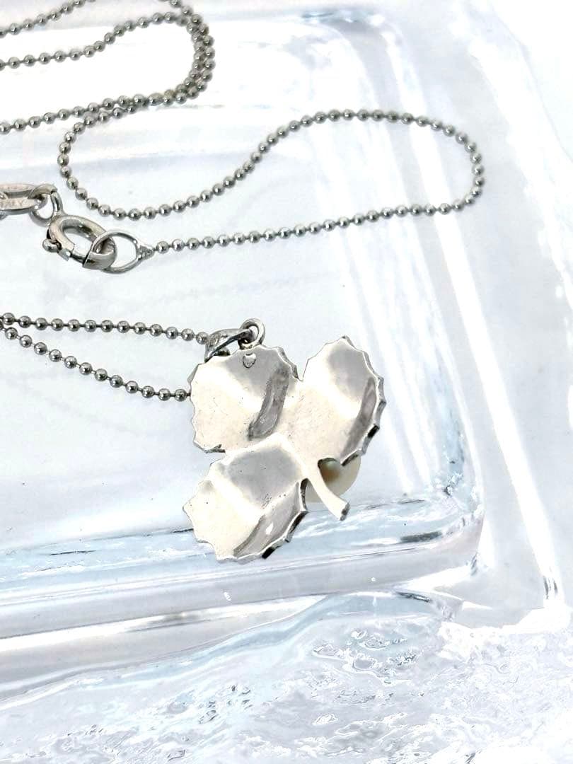 Mikimoto necklace featuring a silver leaf design with a white pearl on a 40 cm silver chain