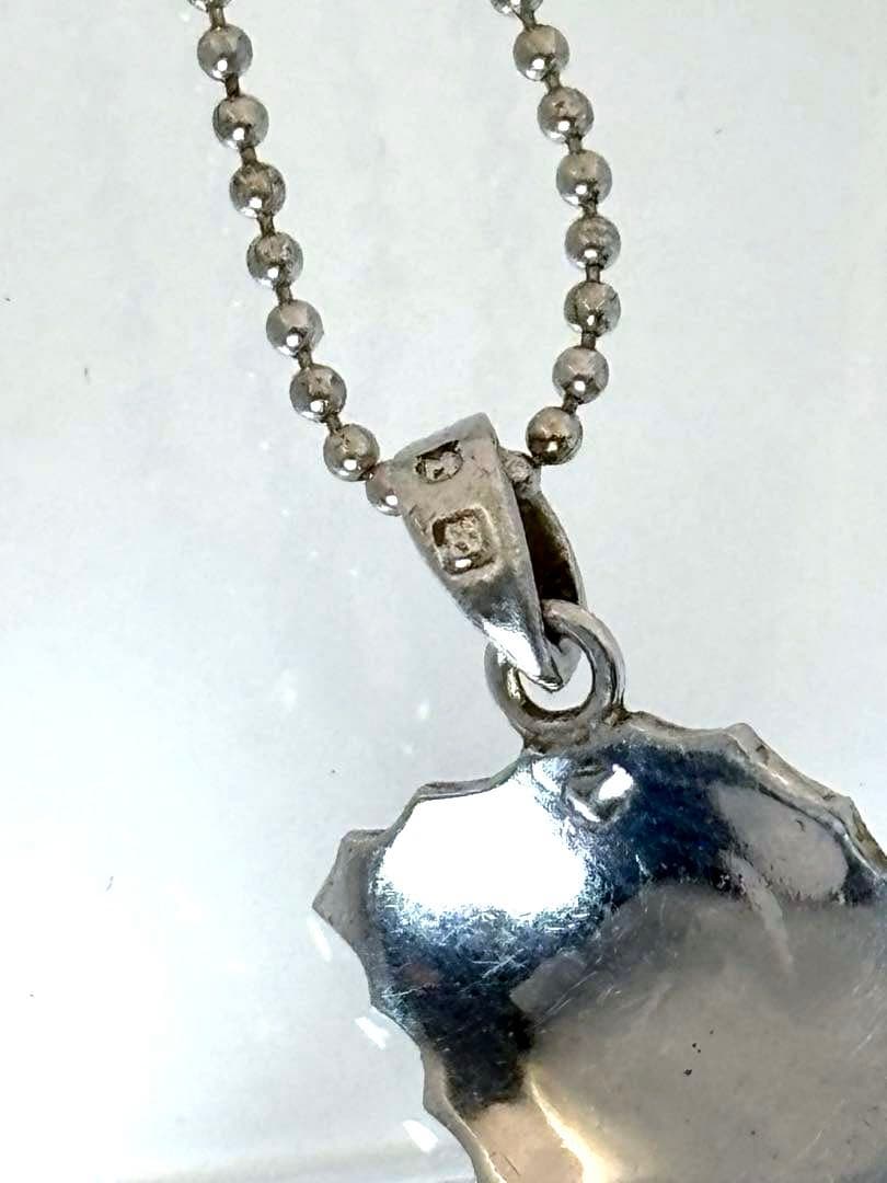 Mikimoto necklace featuring a silver leaf design with a white pearl on a 40 cm silver chain