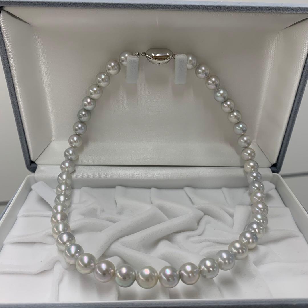 Natural gray Akoya pearl necklace 9-9.5mm with silver clasp on white background