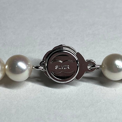 Aurora Interference Color Akoya pearl necklace featuring 6.5-7.0mm pearls and a silver clasp