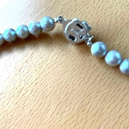 Akoya pearl necklace with blue-gray pearls and silver chain measuring 40 cm