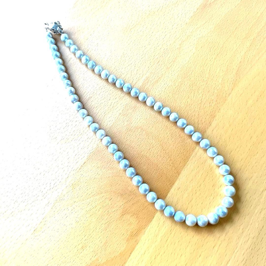 Akoya pearl necklace with blue-gray pearls and silver chain measuring 40 cm