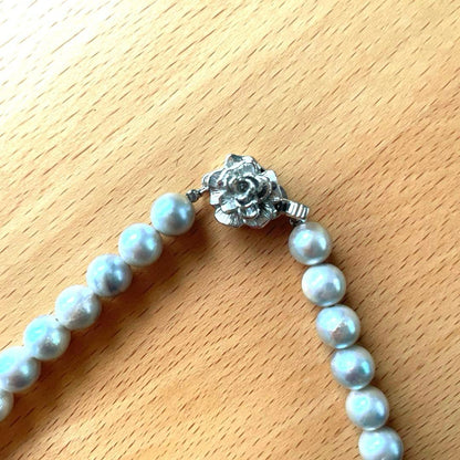 Akoya pearl necklace with blue-gray pearls and silver chain measuring 40 cm