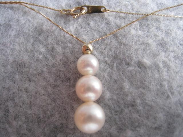 Law Teri Akoya pearl necklace in 10K yellow gold with 58cm chain and pearls measuring 5.5 to 7.2 mm