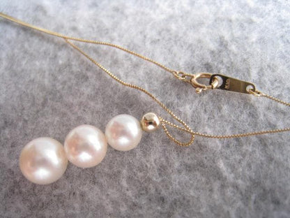 Law Teri Akoya pearl necklace in 10K yellow gold with 58cm chain and pearls measuring 5.5 to 7.2 mm