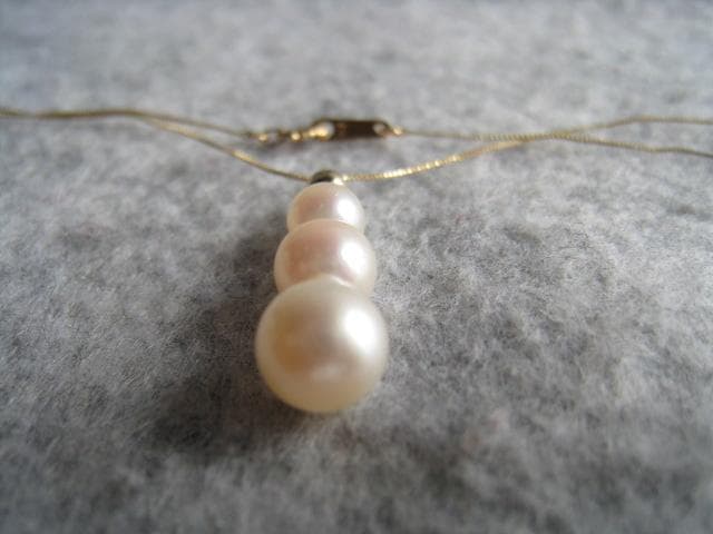 Law Teri Akoya pearl necklace in 10K yellow gold with 58cm chain and pearls measuring 5.5 to 7.2 mm