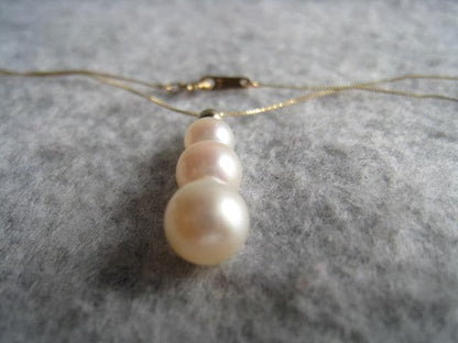 Law Teri Akoya pearl necklace in 10K yellow gold with 58cm chain and pearls measuring 5.5 to 7.2 mm