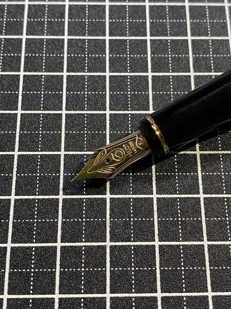 PILOT Grance fountain pen in pearl pink with fine 0.7mm 14K gold nib shown with cap off