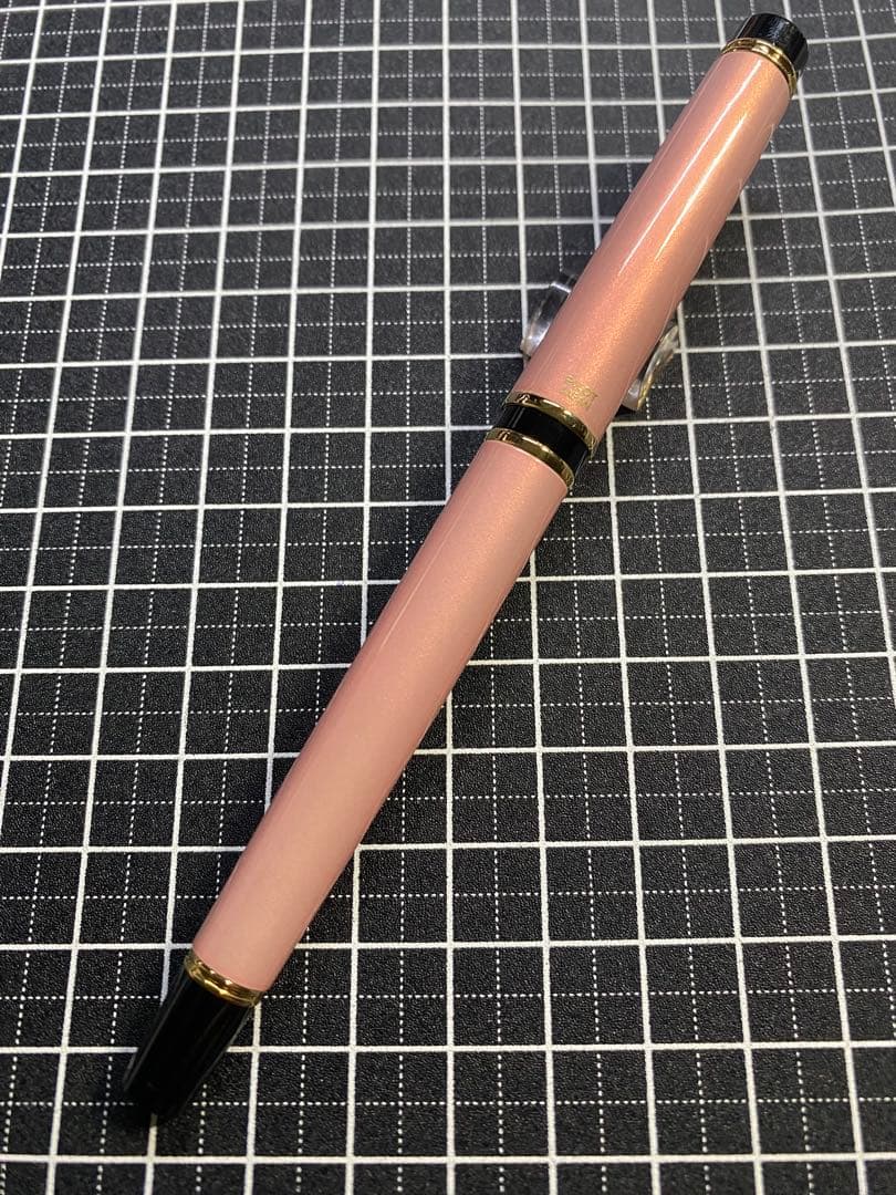 PILOT Grance fountain pen in pearl pink with fine 0.7mm 14K gold nib shown with cap off