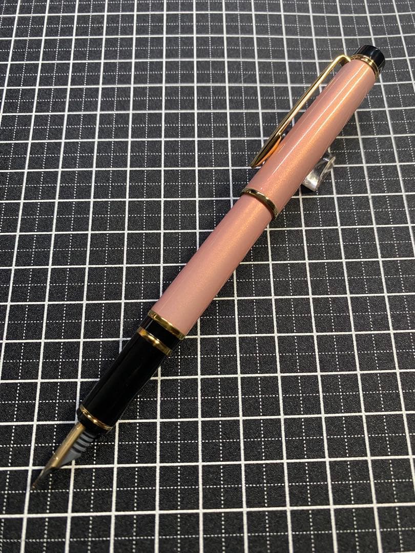 PILOT Grance fountain pen in pearl pink with fine 0.7mm 14K gold nib shown with cap off