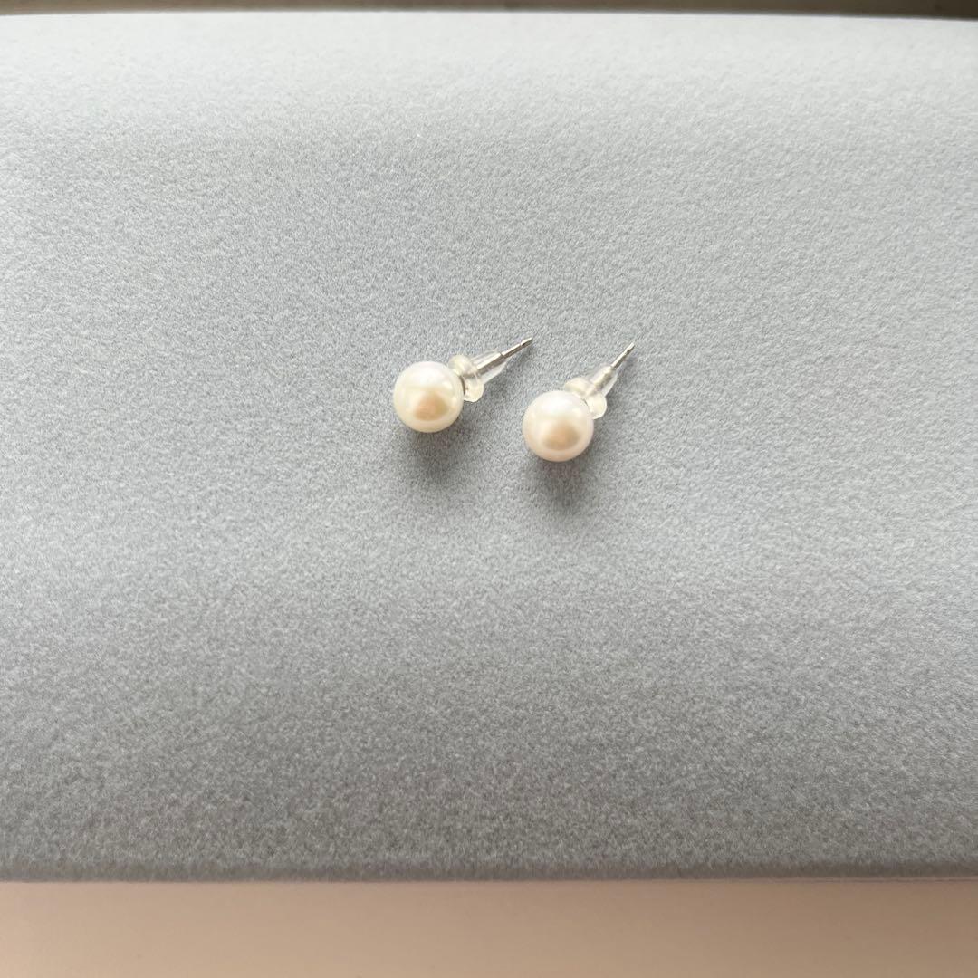 Akoya Pearl 3-piece set with necklace featuring single-pearl pendant and titanium earrings displayed in a gray case