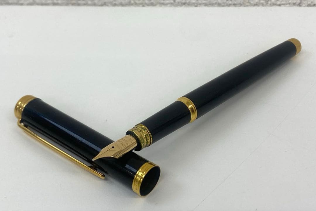 Waterman fountain pen with 18k 750 gold nib displayed alongside its protective case