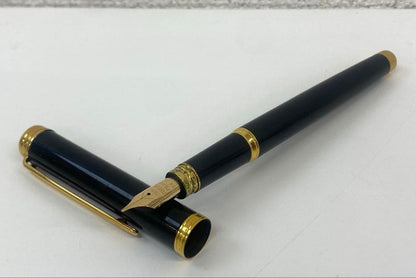 Waterman fountain pen with 18k 750 gold nib displayed alongside its protective case