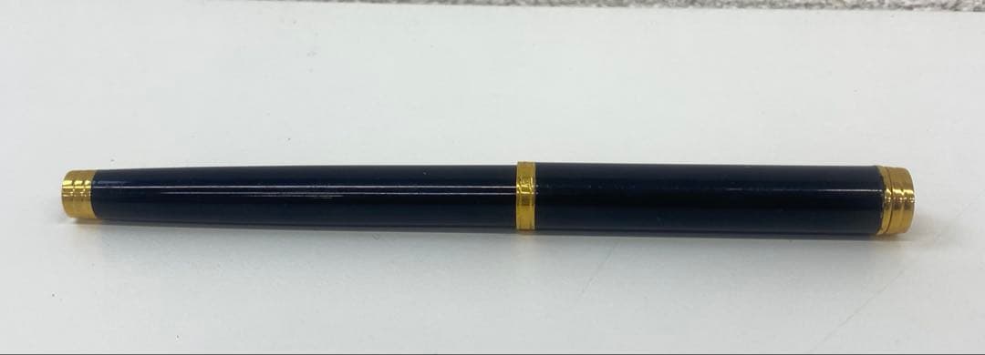 Waterman fountain pen with 18k 750 gold nib displayed alongside its protective case