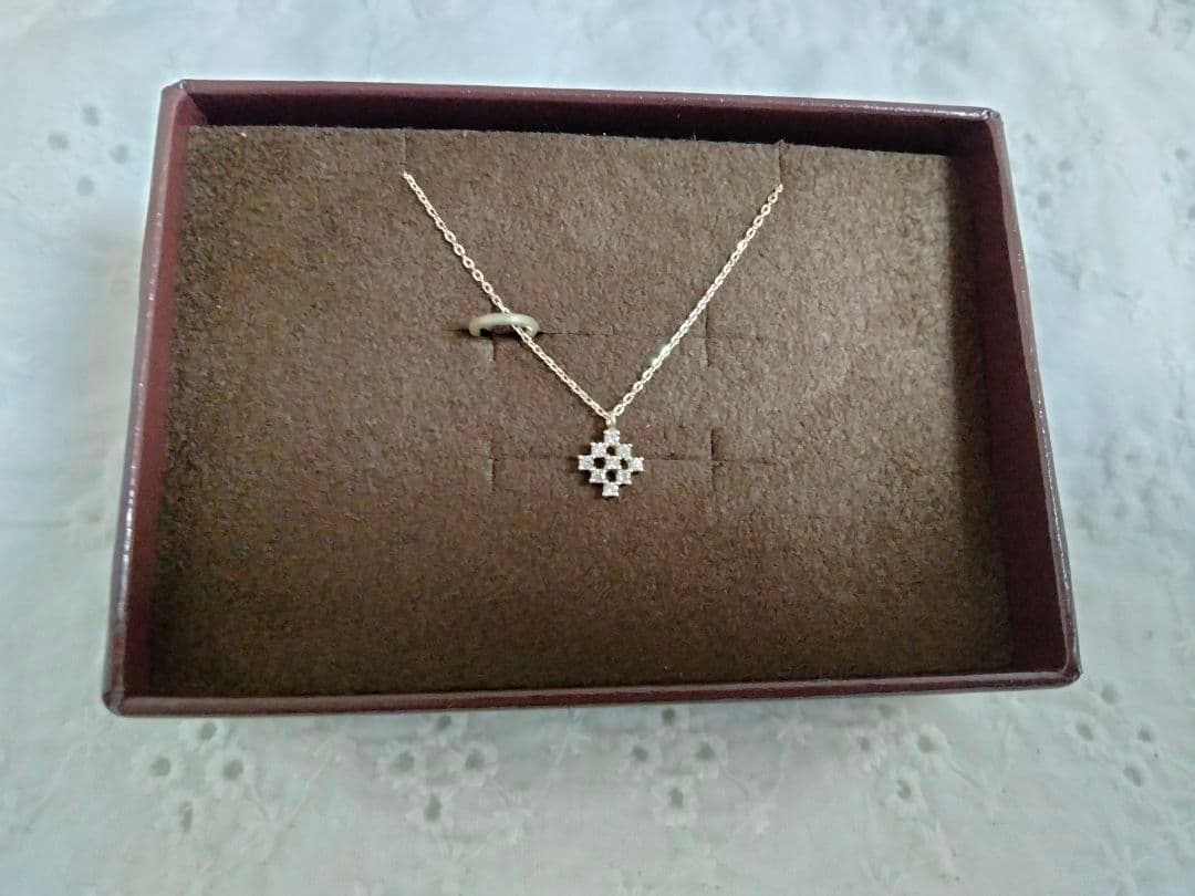 Agete Necklace from the Diamond series with gentle three-dimensional diamond setting on a delicate chain