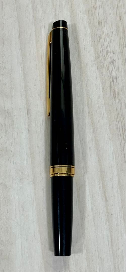 PILOT Elite Fountain Pen with 14K gold tip shown without ink cartridge