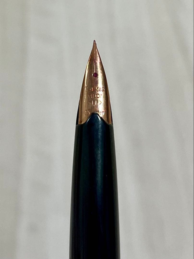 PILOT Elite Fountain Pen with 14K gold tip shown without ink cartridge