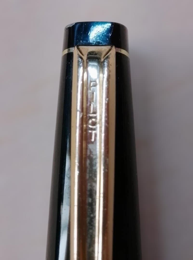Vintage Pilot Elite fountain pen in black and gold with 18K pen tip from around 1970