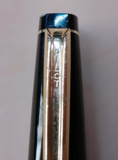 Vintage Pilot Elite fountain pen in black and gold with 18K pen tip from around 1970