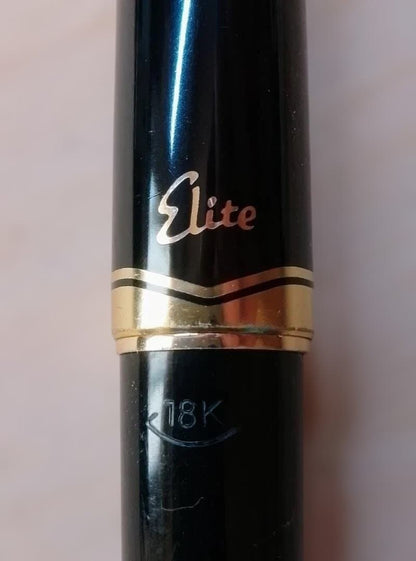 Vintage Pilot Elite fountain pen in black and gold with 18K pen tip from around 1970