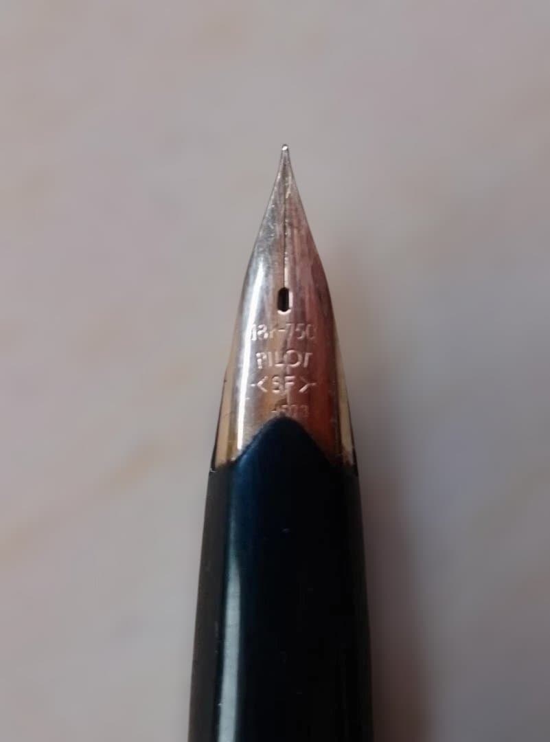 Vintage Pilot Elite fountain pen in black and gold with 18K pen tip from around 1970