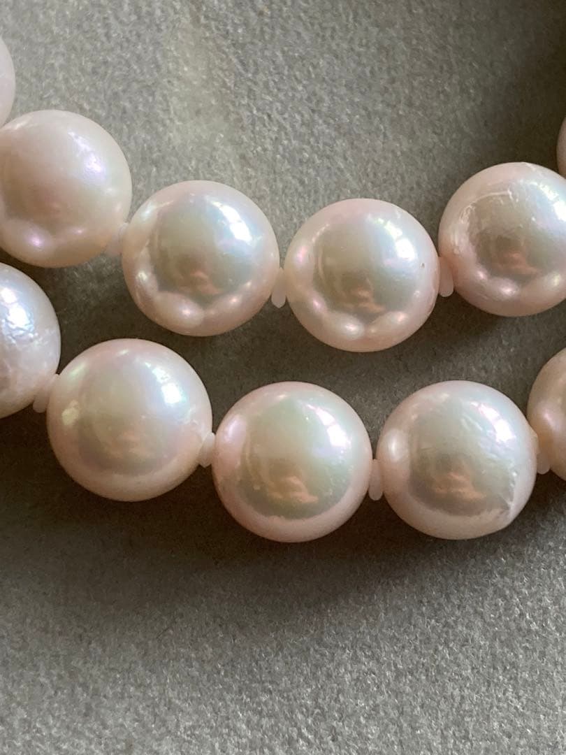 Akoya pearl necklace with 8.6-8.8mm white pearls, silver clasp, and 42cm length on white background