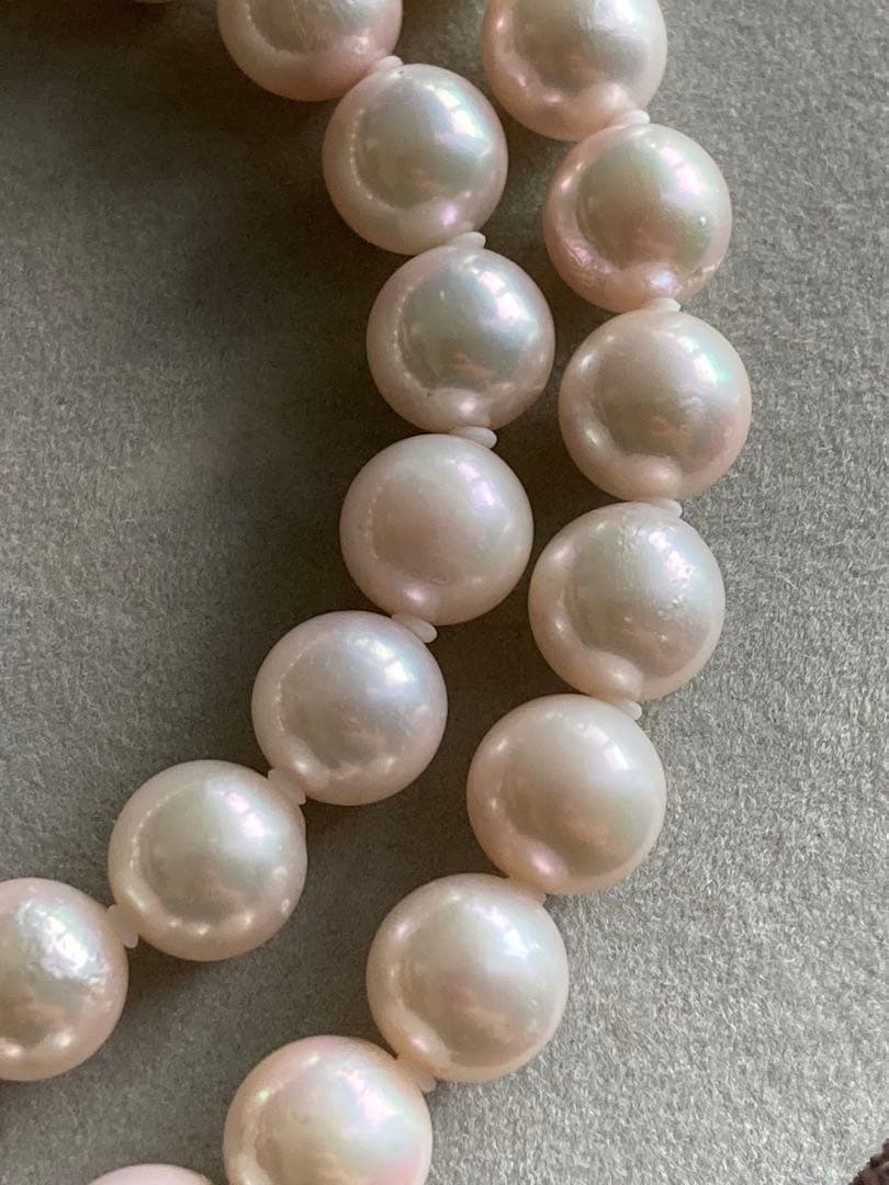 Akoya pearl necklace with 8.6-8.8mm white pearls, silver clasp, and 42cm length on white background