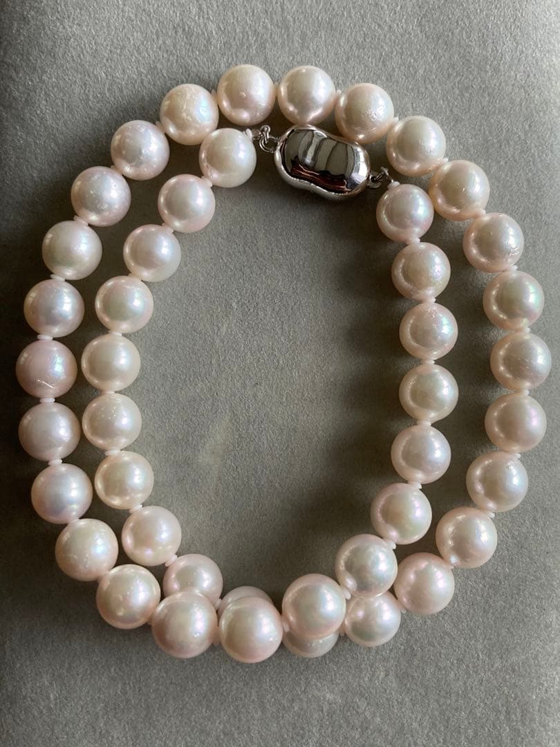 Akoya pearl necklace with 8.6-8.8mm white pearls, silver clasp, and 42cm length on white background